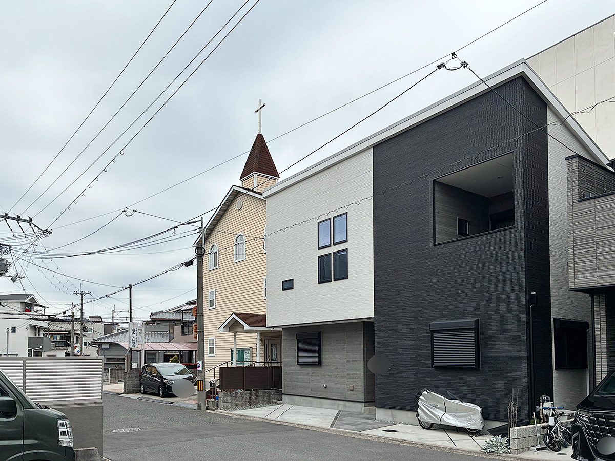 教会の建物が見えてきたところ