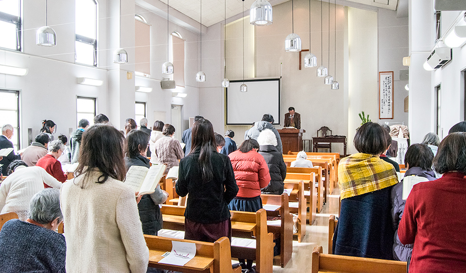 日曜朝の礼拝で説教を行う牧師