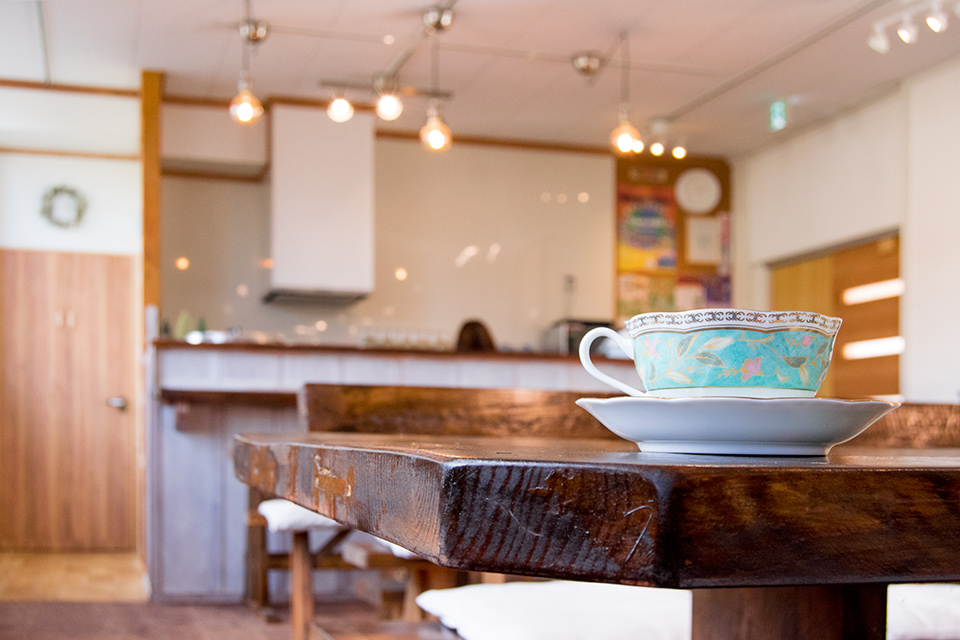 教会カフェの店内風景。木の温もりを感じる内装です。