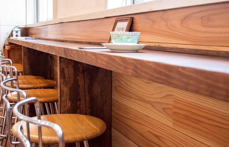 サイレントカフェの時間帯は一人でフラリと立ち寄るお客様が多く、ぼんやりと過ごせる窓に面したカウンター席が人気です。 