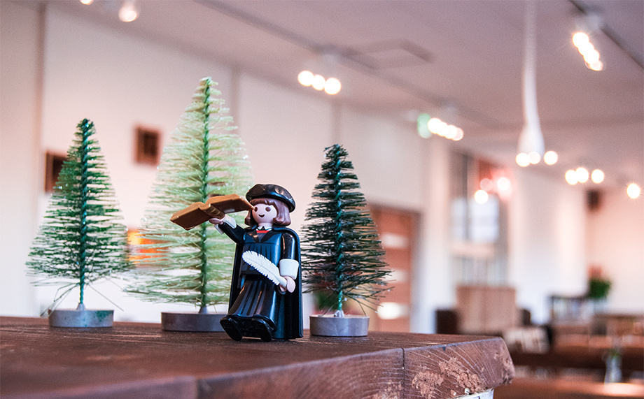 モリーさんの この一枚「教会カフェVine（ヴァイン）の片隅にさりげなく置かれていた人形。これは宗教改革で有名なマルティン・ルターさん。羽ペンと聖書を手にしています。宗教改革500周年を記念して販売された限定モデルだそうです。」