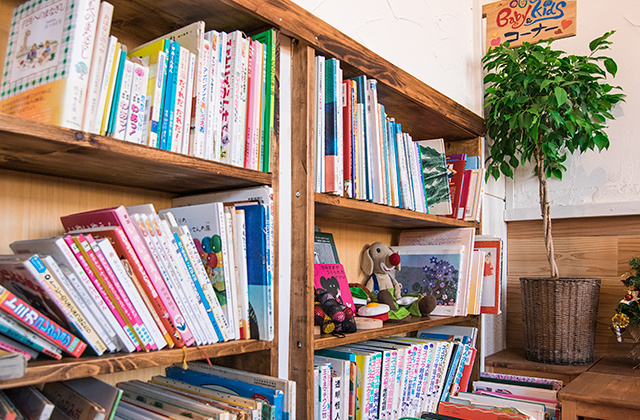 モリーさんの この一枚「教会カフェ「Vine(ヴァイン)」は子供連れにも優しいお店。絵本や児童書なども豊富に用意されています。写真はお子様専用の本棚。」