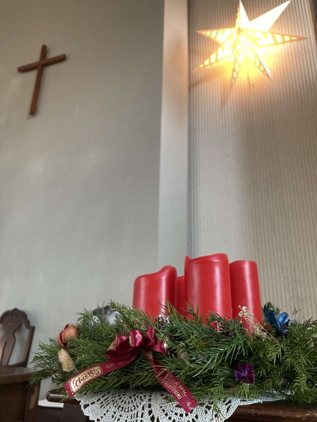 橋谷さんの この一枚「アドヴェントに入りました。<br>礼拝堂のベツレヘムの星とクランツ。<br>クランツのキャンドルにはクリスマスまで日曜日ごとに一本づつ火が灯されます。」