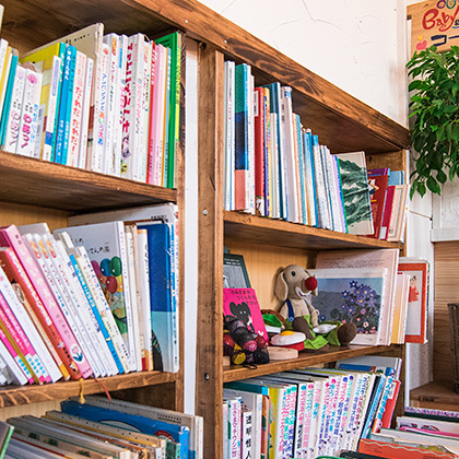 教会カフェ「Vine(ヴァイン)」は子供連れにも優しいお店。絵本や児童書なども豊富に用意されています。写真はお子様専用の本棚。