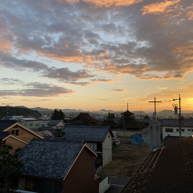 教会から見た早朝の風景   新長谷寺が隣に