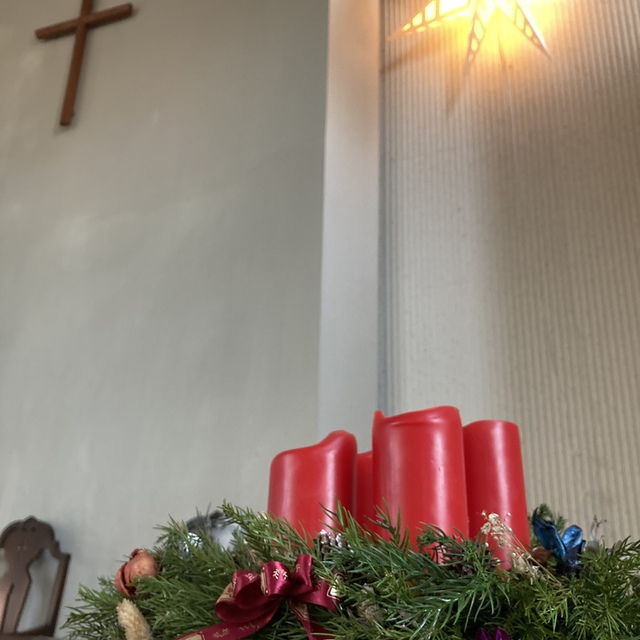 アドヴェントに入りました。
礼拝堂のベツレヘムの星とクランツ。
クランツのキャンドルにはクリスマスまで日曜日ごとに一本づつ火が灯されます。