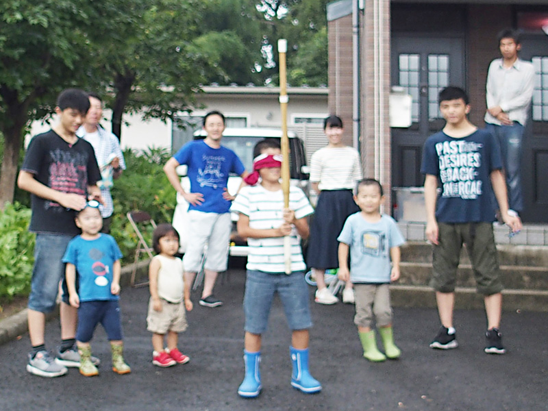 日曜学校 夏の行事バーベキューでのスイカ割