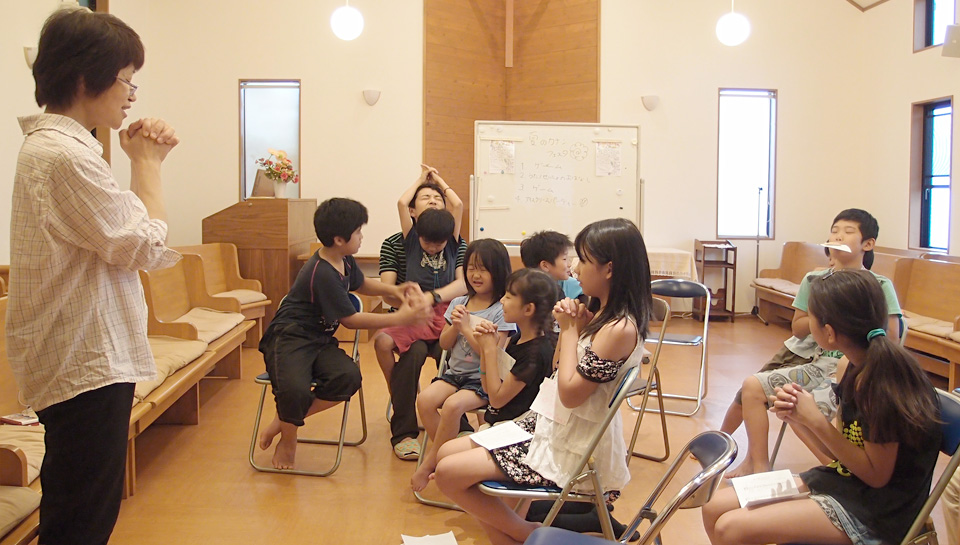 仙台カナン教会 日曜学校でお祈りの仕方を学ぶ