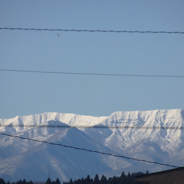 蔵王の山並みが雪化粧。これから寒さも増してきます。11月30日撮影
