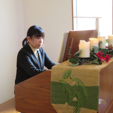 クリスマス祝会も、だんだん以前のようにできるようになりました。オルガンの奏楽に合わせて、クリスマスの讃美歌を歌いました。
