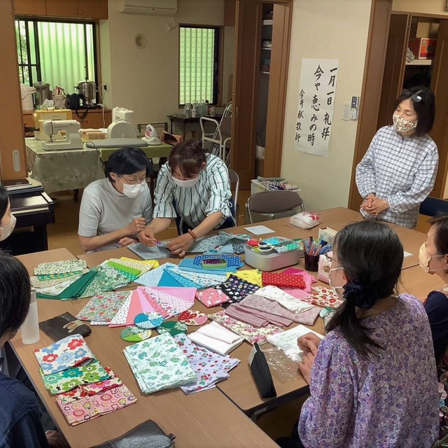 6/12月曜日、女性会主催の手芸を楽しむ会が開かれました。いろいろな布を組み合わせて、教えていただきながら、おしゃべりしながら、楽しい制作のひと時をすごしました。新しい参加者も加えられ、とてもにぎやかでした！