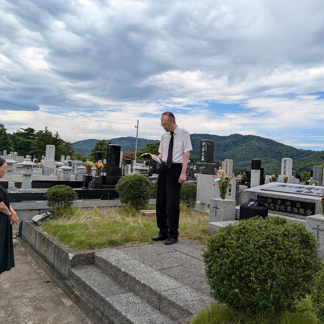 ３月に天に召された、Ｓ姉妹の納骨式が、宮城霊園で行われました。暑い中でしたが、山の上は少し風もあり、ご家族の手によって無事に納骨されました。