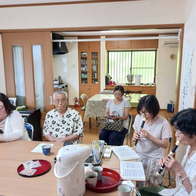 この夏をもって遠くへお引越しされる兄弟としばらくのお別れのときをもちました。。リコーダーなどを用いて、讃美歌３１０番「しずけきいのりの」を皆さんで賛美しました。