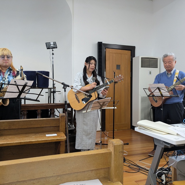 5.24の、ペンテコステ賛美集会。仙台教会にて。カナン教会は楽器チ―厶の伴奏にあわせて、讚美歌４５３を元気に賛美しました。