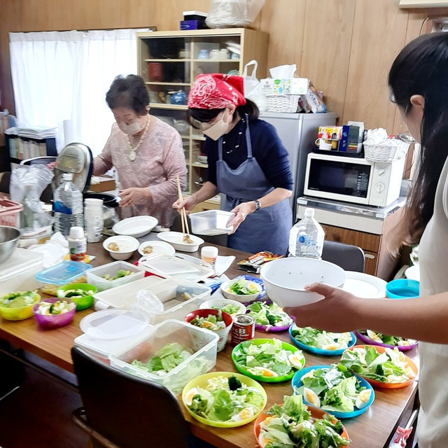 11月19日の礼拝後の愛さん会の準備の様子です。