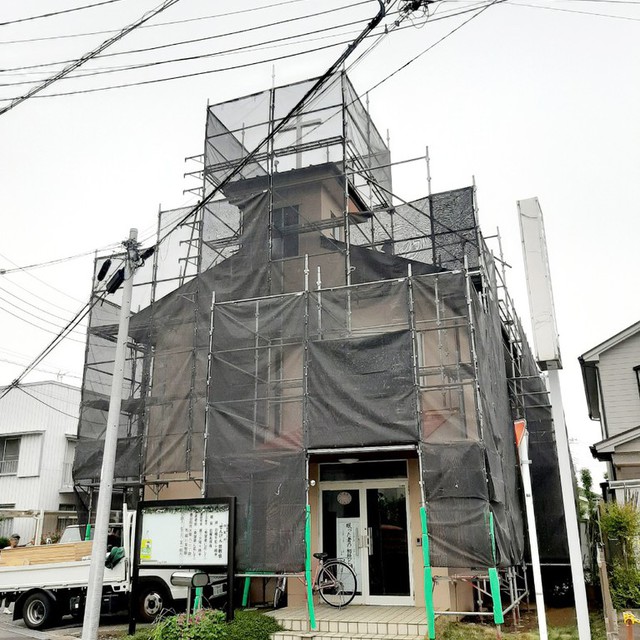 教会の屋根の補修と外壁塗装の工事がスタートしました。