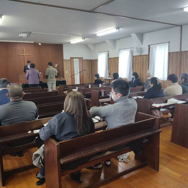 2025年12月21日　クリスマス礼拝の中で姉妹兄弟の洗礼式

