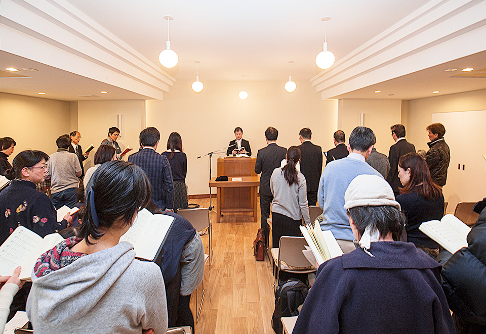 礼拝説教の場面。講壇でお話をしているのが藤井真牧師です。