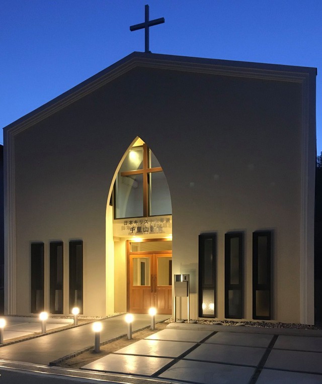 モリーさんの この一枚「夜の千里山教会。ライトアップされると入口の十字架が浮かび上がります。」