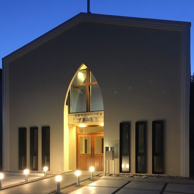 夜の千里山教会。ライトアップされると入口の十字架が浮かび上がります。