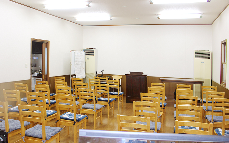 滋賀摂理教会の礼拝堂。木製の椅子が整然と並びます。