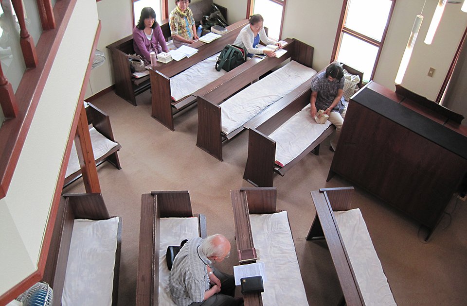 日本キリスト改革派 草加松原教会の礼拝堂。講壇の後ろに十字架が飾られています。