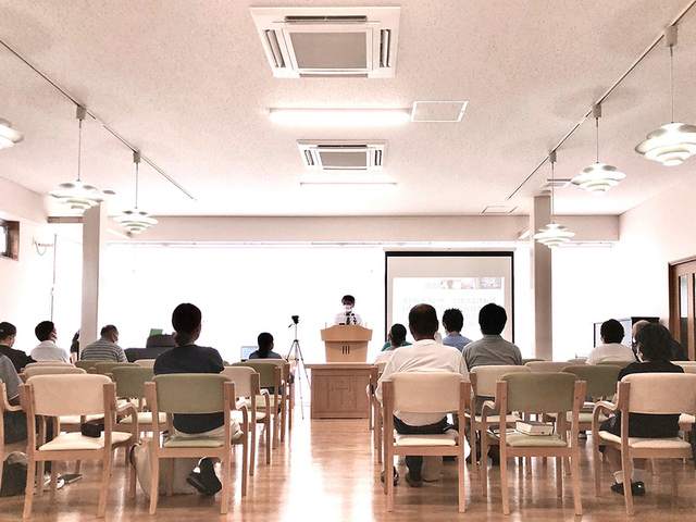 モリーさんの この一枚「日曜朝の礼拝の様子。礼拝は毎週日曜午前10時40分から。神様に感謝と祈りをささげ、聖書に記された神様からのメッセージに耳を傾けます。」