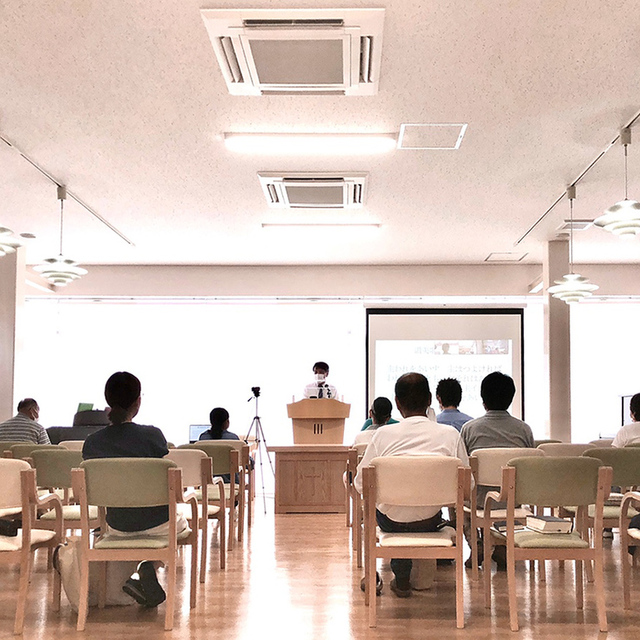 日曜朝の礼拝の様子。礼拝は毎週日曜午前10時40分から。神様に感謝と祈りをささげ、聖書に記された神様からのメッセージに耳を傾けます。