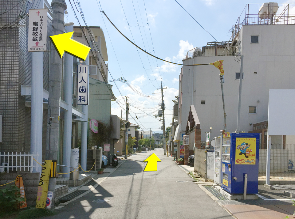 Please go out from West Exit of Nigawa Station. Please proceed in the direction the yellow arrow points to.