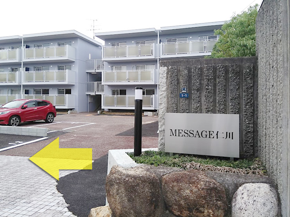 再行百米左右,至路的顶端,可见标写着”MESSAGE 仁川”字的招牌,左拐。