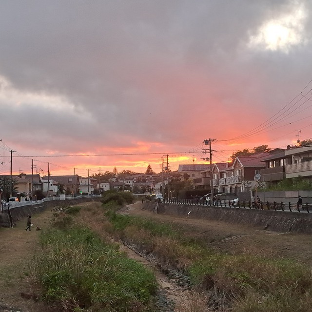 日が短くなりました。夕方の仁川です。