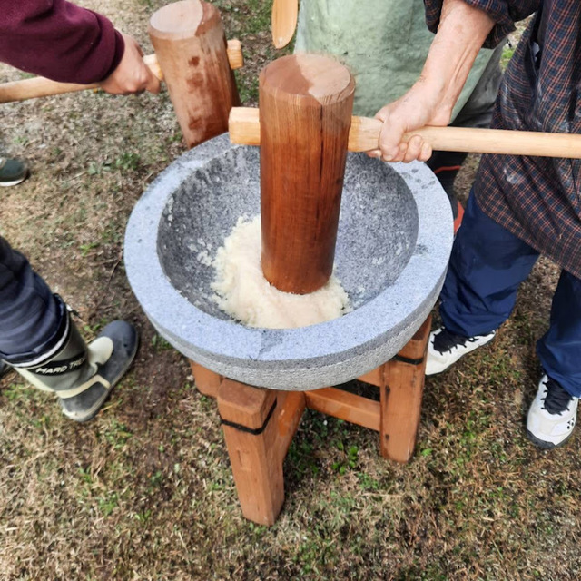 お餅つきの名手Yさんが今日のために駆けつけてくださいました。準備から道具の運搬、そしてユーモアたっぷりのトークまで本当に感謝でした！