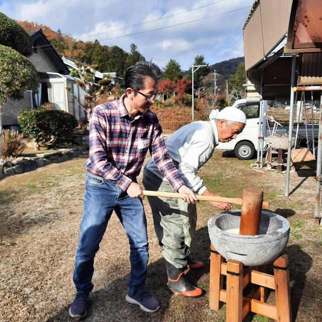 日頃は書斎で仕事の多い良嗣牧師も、今日は青空の下でぺったんぺったんお餅つきに励みました！