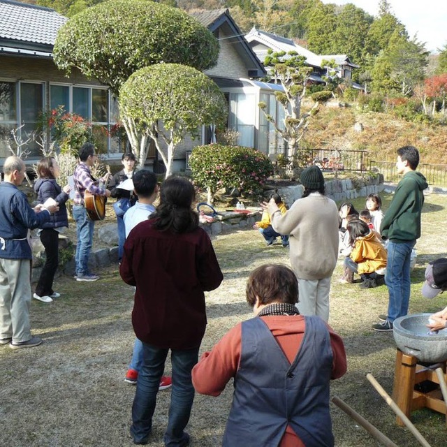 おなかが満たされた後は、みんなで賛美♪　神さま、豊かな恵みをありがとうございます！