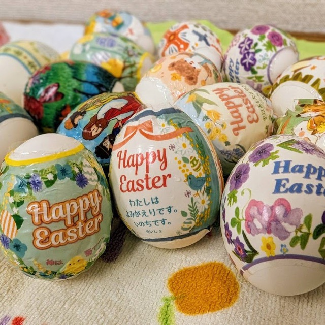 小さな子ども達がたくさん作ってくれたかわいい卵を、大人の皆さんにもお配りしました。復活の主を賛美します！