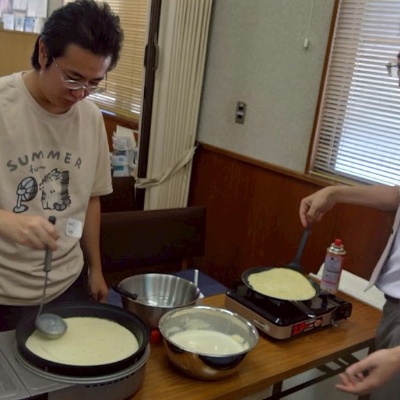 以前南アフリカに住んでいた大西牧師も、ひさしぶりにパンケーキ作りに挑戦♪Jお兄さんも上手に焼いてくれました。