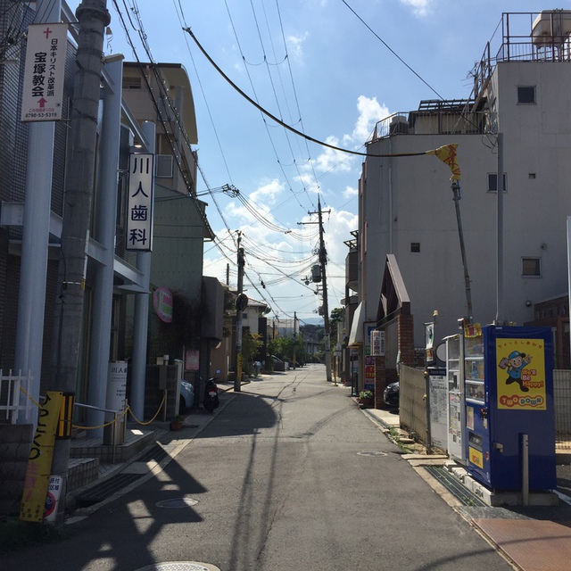 仁川駅西口を出たところ。教会へは真正面の道をまっすぐ進みます。左上の電柱看板、お気づき頂けますか？