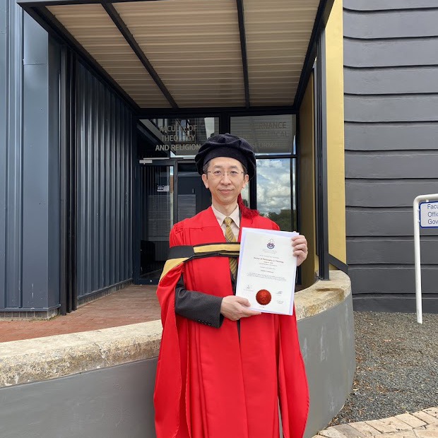 大西牧師、旧約学博士号を取得しました。南アフリカでの卒業式での卒業式衣装は華やかですね。