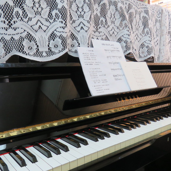 礼拝堂にあるピアノ。前任牧師の奥さまの遺品です。チャーチコンサートで活躍しています！