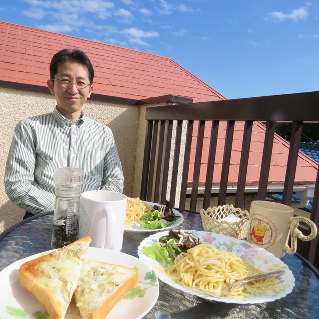 牧師の平日お昼ごはん。天気の良い日に、牧師住居スペースのベランダで。