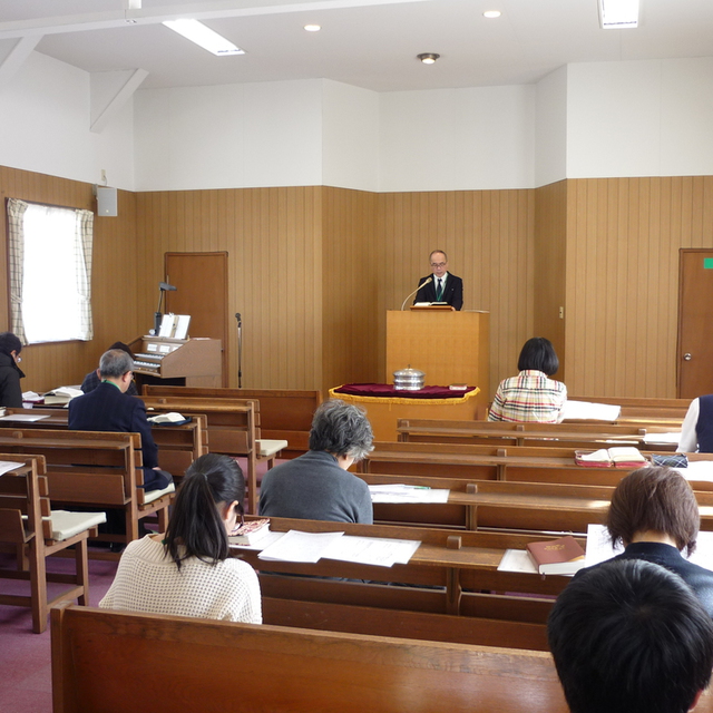 毎週日曜日の午前10時30分から開かれる礼拝の様子。座席は全席自由です。お好きな場所にお座りください。