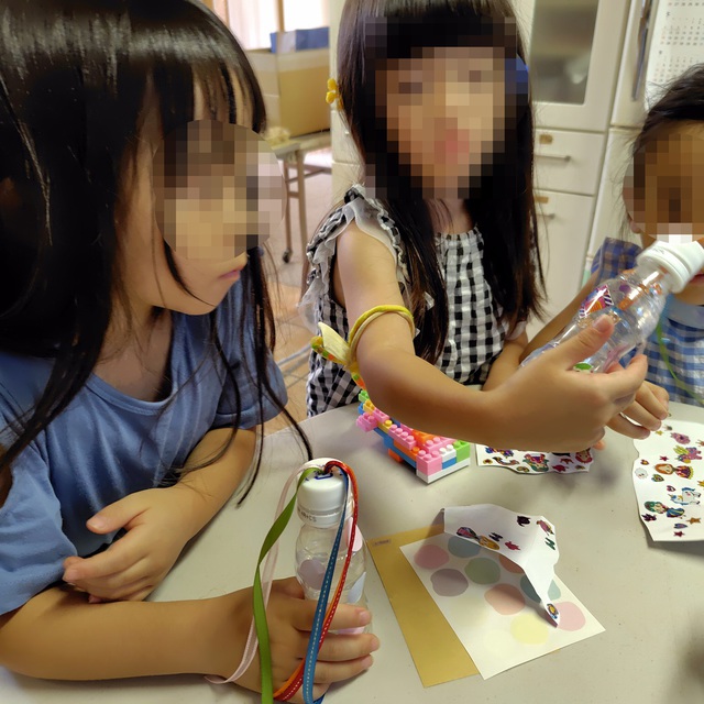 ゆーきさんの この一枚「2025年日曜学校サマースクール<br>幼児はちょっと難しいので「平和」カラーの虹色リボンを使って工作しました。<br>シールもたくさん貼ってオリジナル作品ができました。」