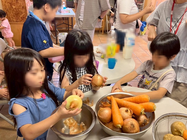 ゆーきさんの この一枚「2025年日曜学校サマースクール みんなでカレーもつくりました！たまねぎが目に染みて窓という窓を開け放しました。」