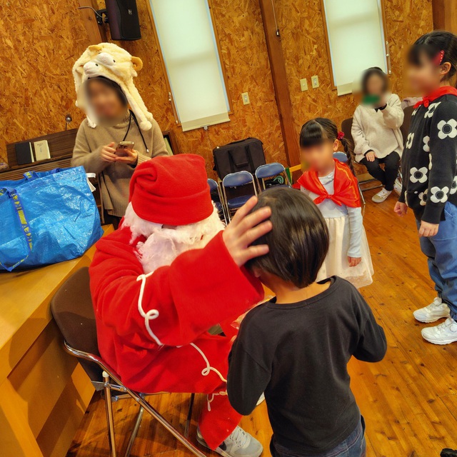 ゆーきさんの この一枚「2025年こどもクリスマス会 サンタの登場はもうサプライズというよりお決まりですね。みんなプレゼントをもらい、ルンルンでこれから訪れるクリスマスを待ち望みます。」