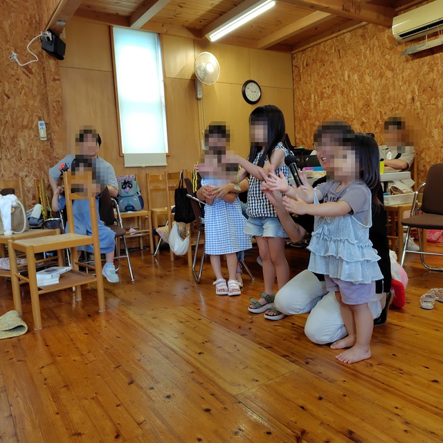 2025年日曜学校サマースクール
お兄さんお姉さんが戦争のお話を聞いている間に幼児は「へいわ、かわのように」を踊って歌いました。せっかくなのでおじいちゃんおばあちゃん、お兄さんお姉さんにも発表しました。