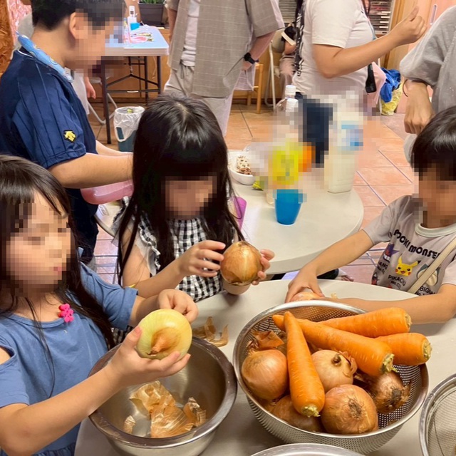 2025年日曜学校サマースクール みんなでカレーもつくりました！たまねぎが目に染みて窓という窓を開け放しました。