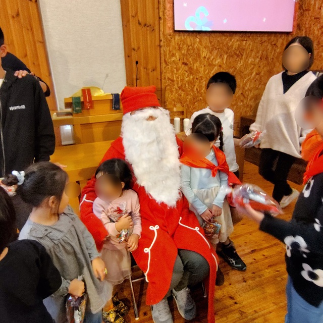 2025年こどもクリスマス会　サプライズ？サンタさんも来てくれました。