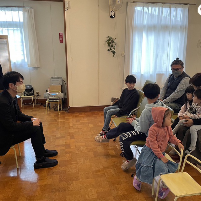 朝の礼拝では、子どものためのお話の時間を設けています。みんな先生のお話に集中！