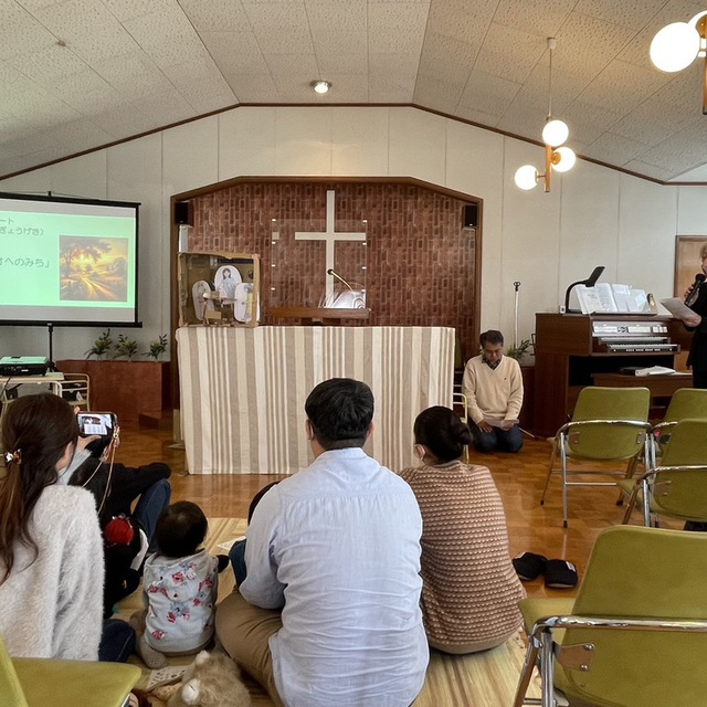 3月31日に行われたイースター子どもの会の一コマです。聖劇（パープサート）を通してイエス様の復活の意味を学びました。