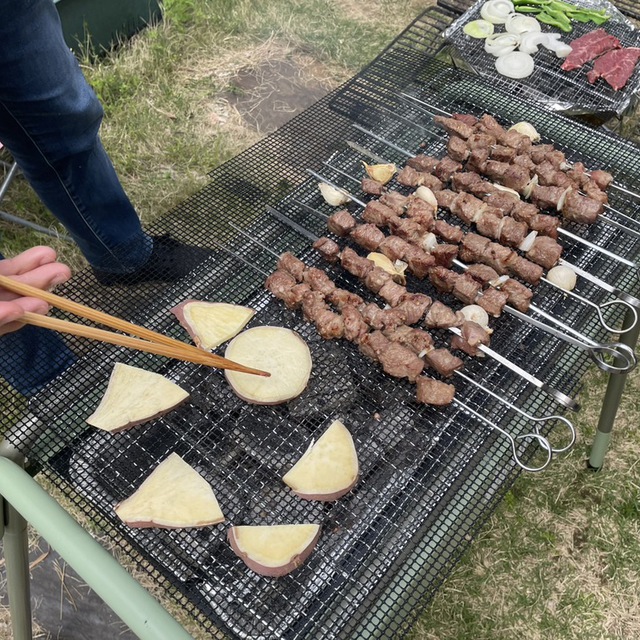 5月4日の礼拝の後、教会の庭でみんなでバーベキューをしました！